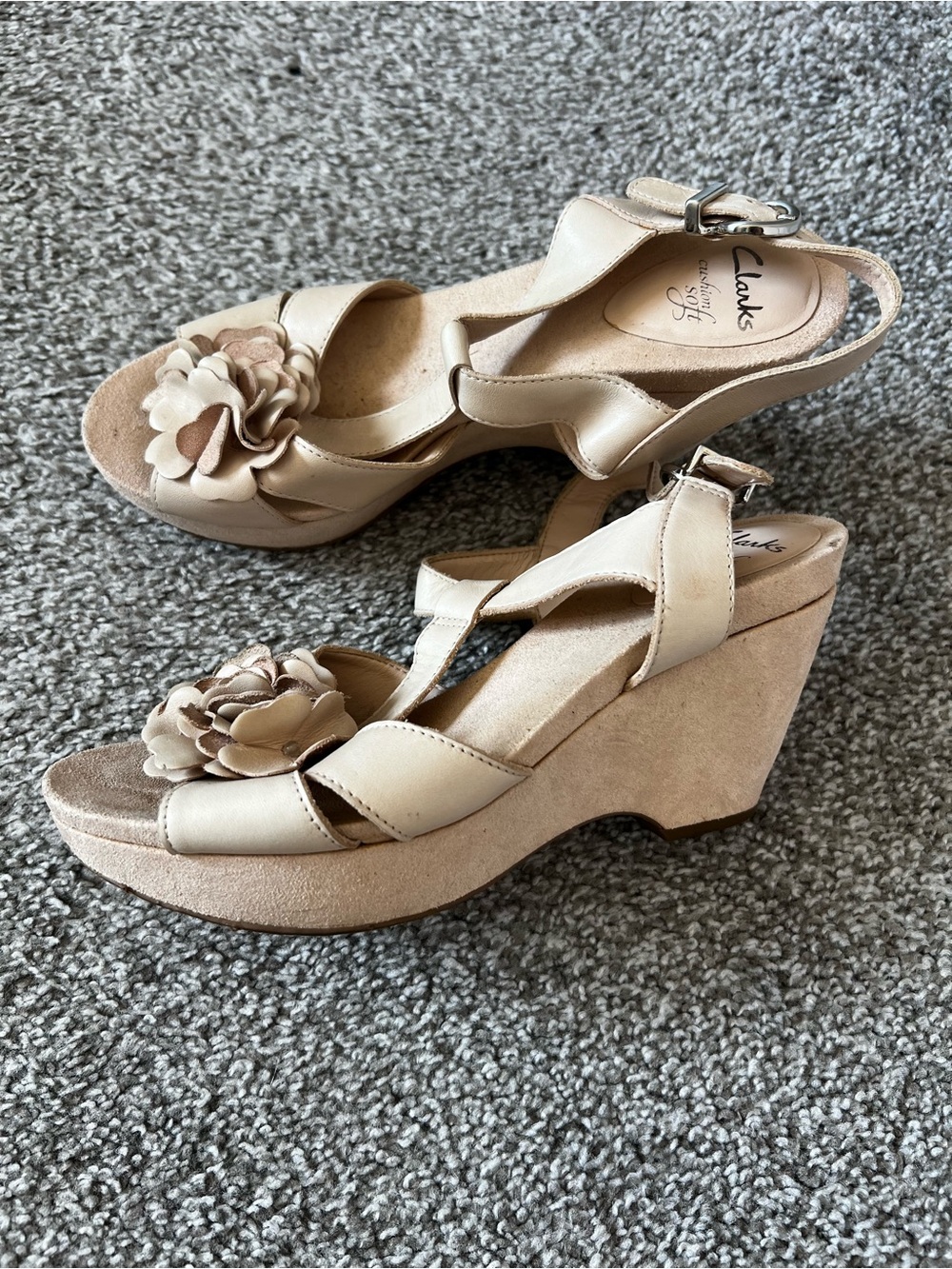 Clarks Women's Neutral Tan Floral Wedge Sandals eur size 4, USA 6,5
